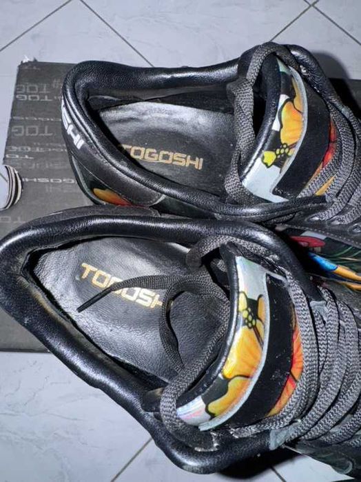 обувки TOGOSHI с шарени папагали