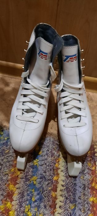 Продаются коньки, одевались несколько раз 40- й размер