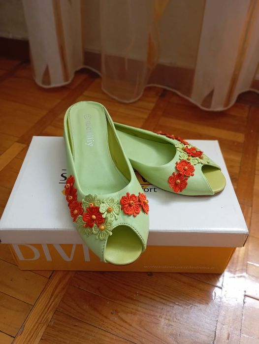 Женские шлепанцы красивые