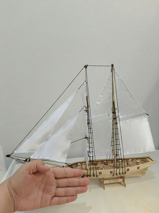 Продам корабль с белыми парусами