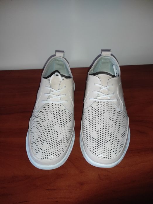 Чисто нови дамски спортни обувки естествена кожа номер 40