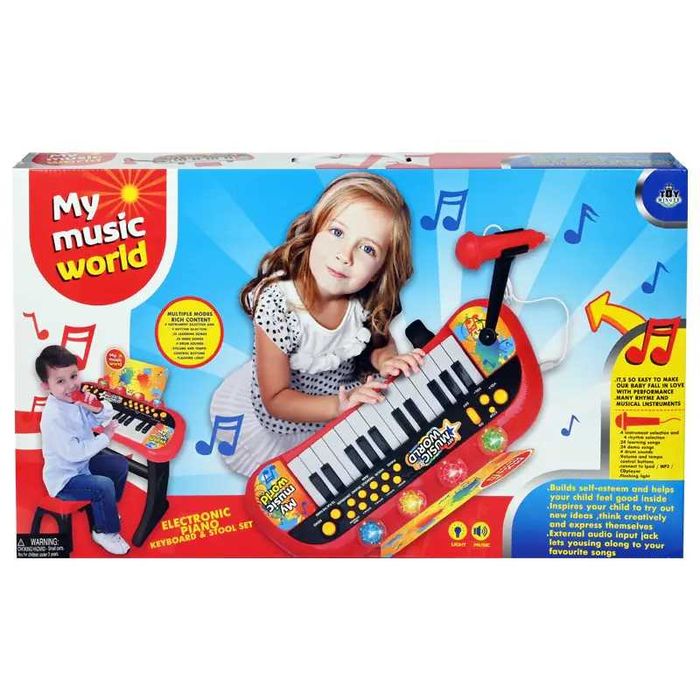 Йоника със столче и микрофон