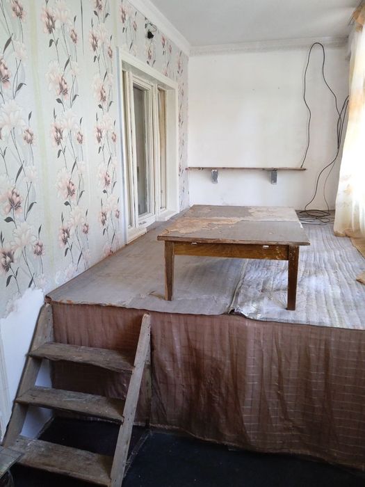 Uy sotiladi 3 xona , chirchiq 8 mikrorayon