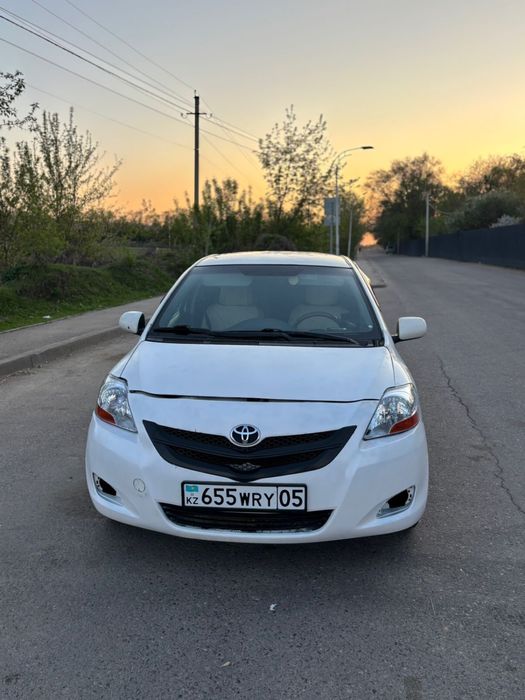 Toyota Yaris 2010 седан