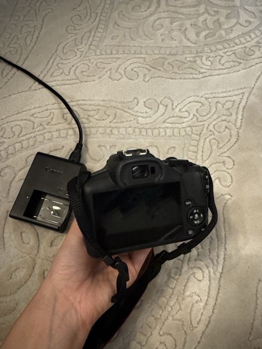 Vand Canon eos r100 NOU