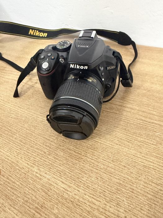 Aparat foto Nikon D5300 cu accesorii