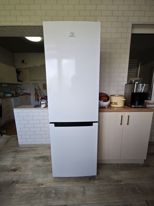 Продаётся холодильник INDESIT