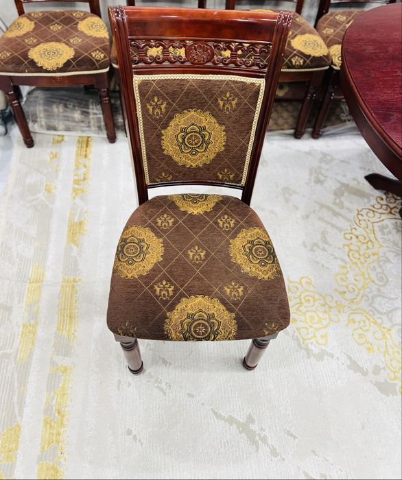 Стол и стулья гостинные