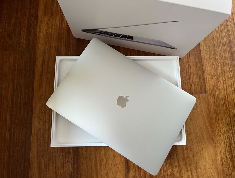 MacBook Pro 15” i7 6-Core / 16GB / 512GB SSD / Radeon 560X / Impecabil