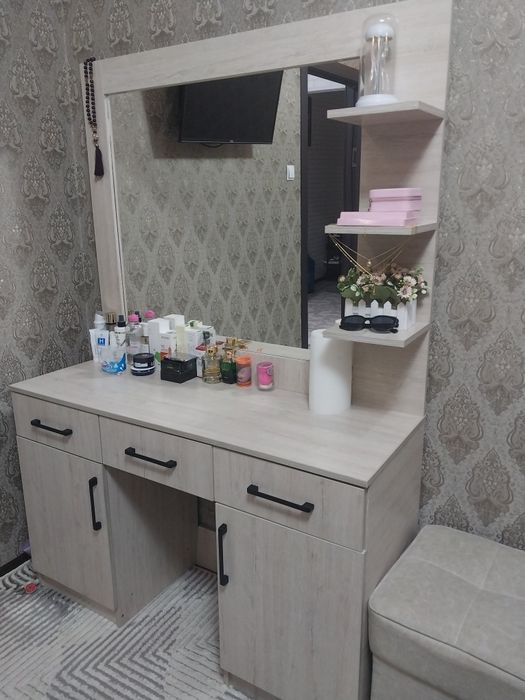 Продаётся  трюмо