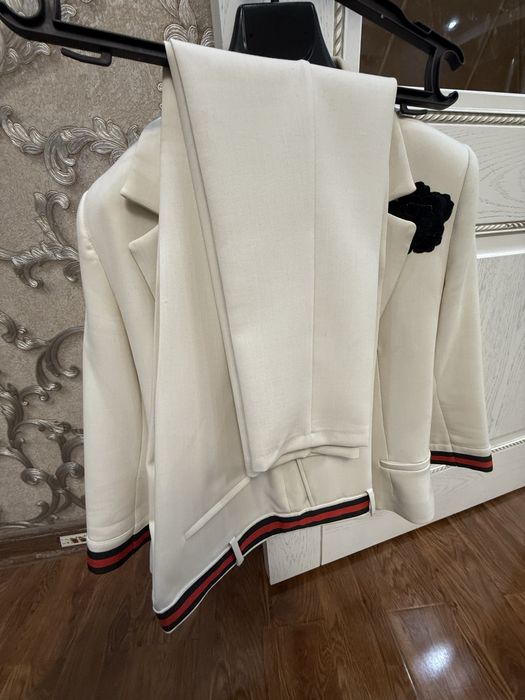 Костюмы пиджаки разые