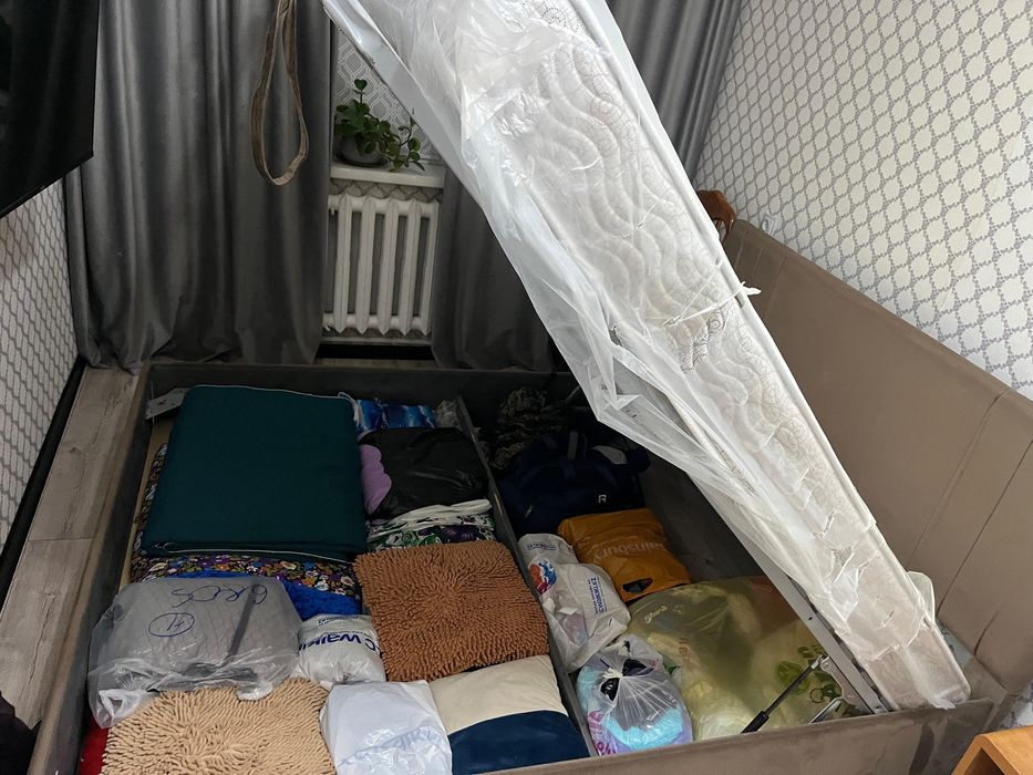 Продают кровать,матрац 1,6.