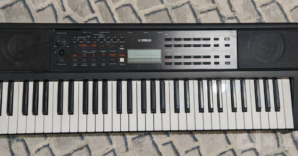 Синтезатор Yamaha psr e383, в идеальном состоянии +педаль