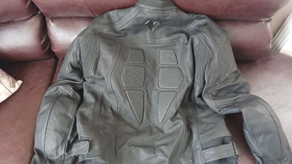 Кожено яке и каски за моторите.