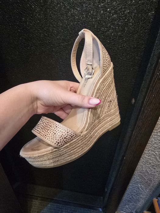 Продам сандали на платформе