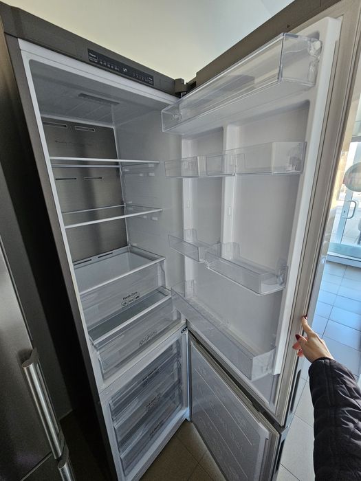 Хладилник с фризер Samsung