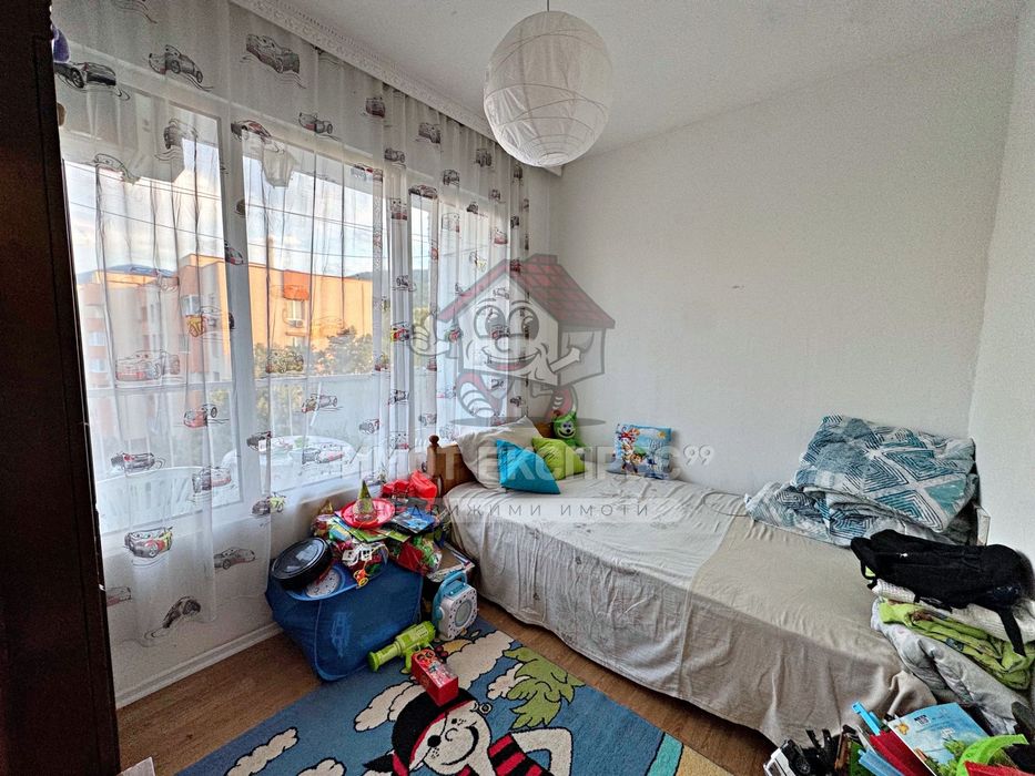 Двустаен апартамент, с изба, панорамна гледка, кв.Запад