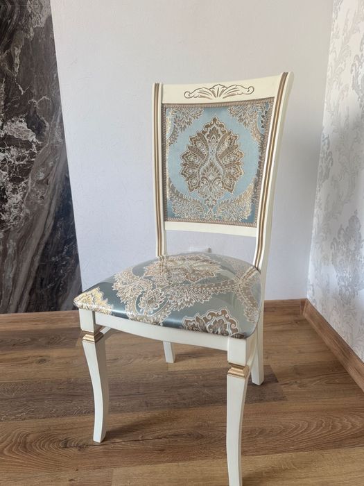 Стол в гостиную в отличном состоянии