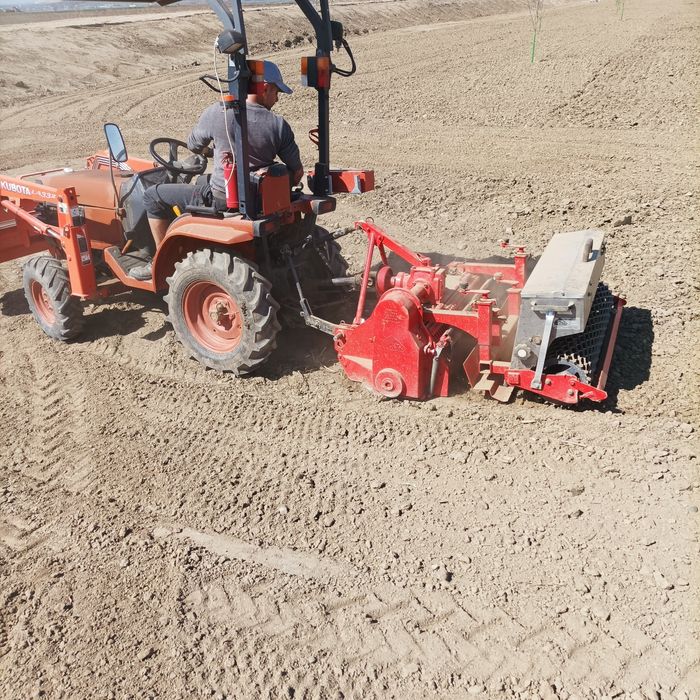 Închiriez tractor cu semănătoare de gazon
