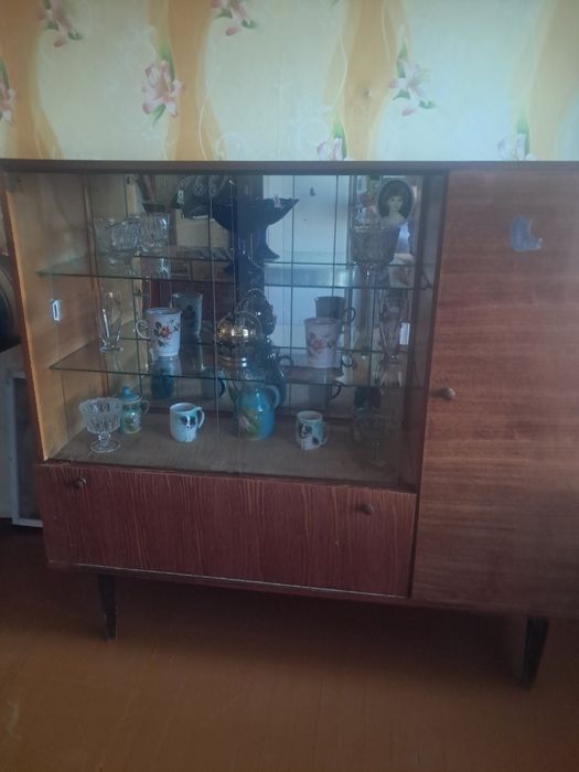 Отдам сервант  ,дерево,полировка лак