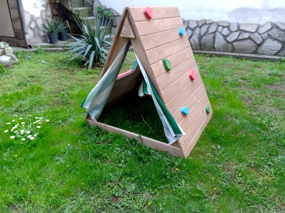 ПРОМОЦИЯ на Детска дървена къщичка за двора, с рампа за катерене.