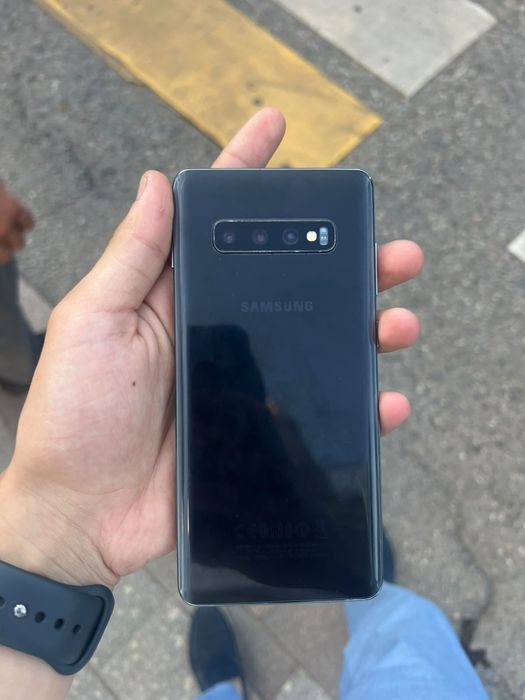 Самсунг s 10 + в хорошем состоянии