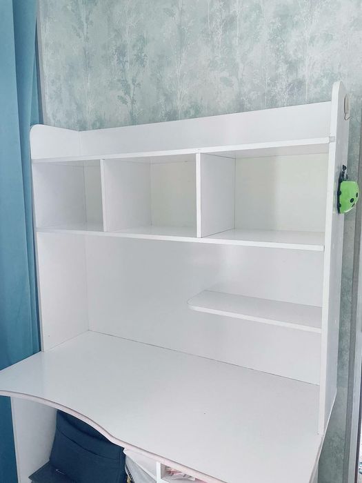 Белая шкаф (полочная), стол и 4 стулчики( белые)