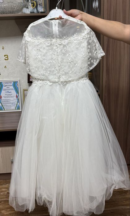 Нарядное белое пышное платье