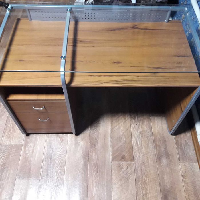 Стол писменно компьютерный.