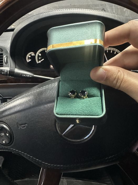 Продам серьги с черным бриллиантом