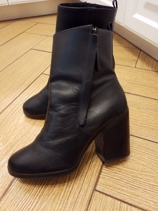 Botine Stradivarius mărime 40.