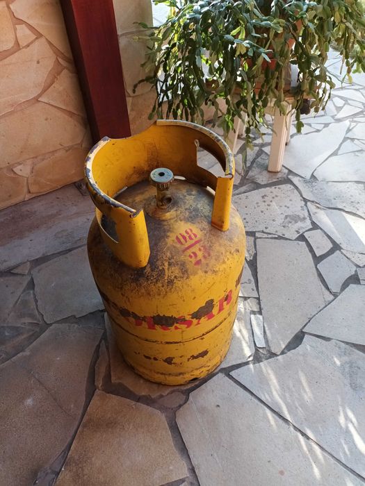 Butelie de aragaz cu guler galbenă