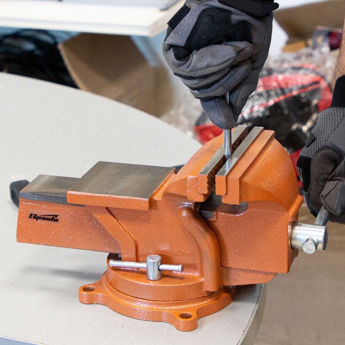 Тиски слесарные поворотные, с наковальней Sparta