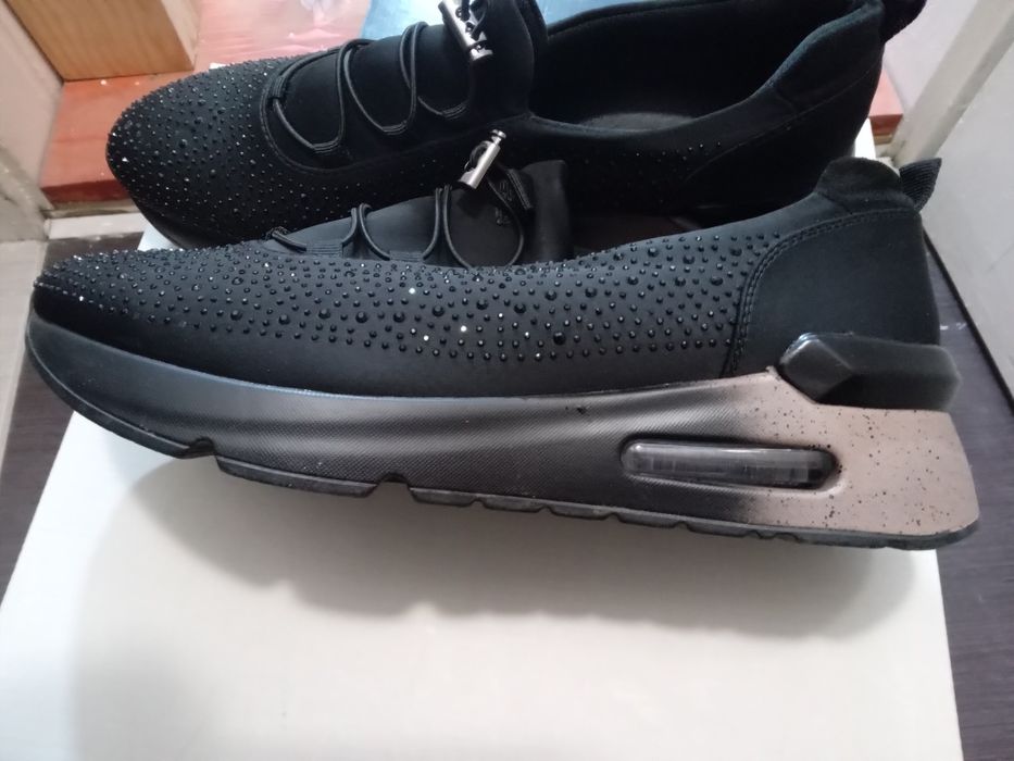 Vând pantofi pentru  femei  marca venice