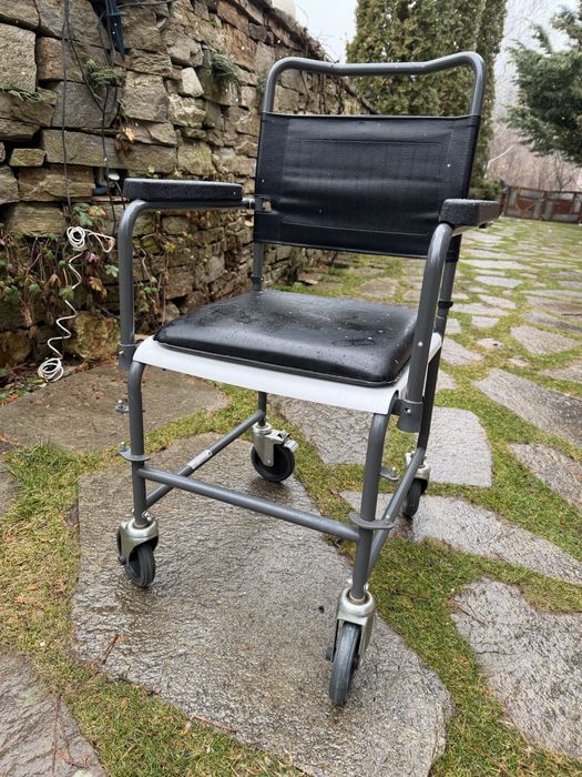 Стол за възрастни, тоалетен стол с колела.