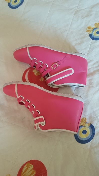 ботинки розовые.