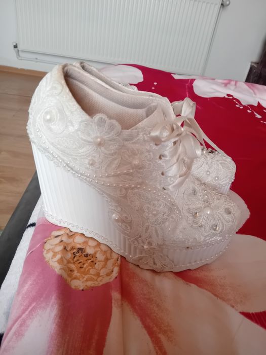 Vând pantofi de mireasă