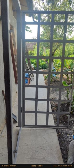 Метална решетъчна врата с каса от винкел.