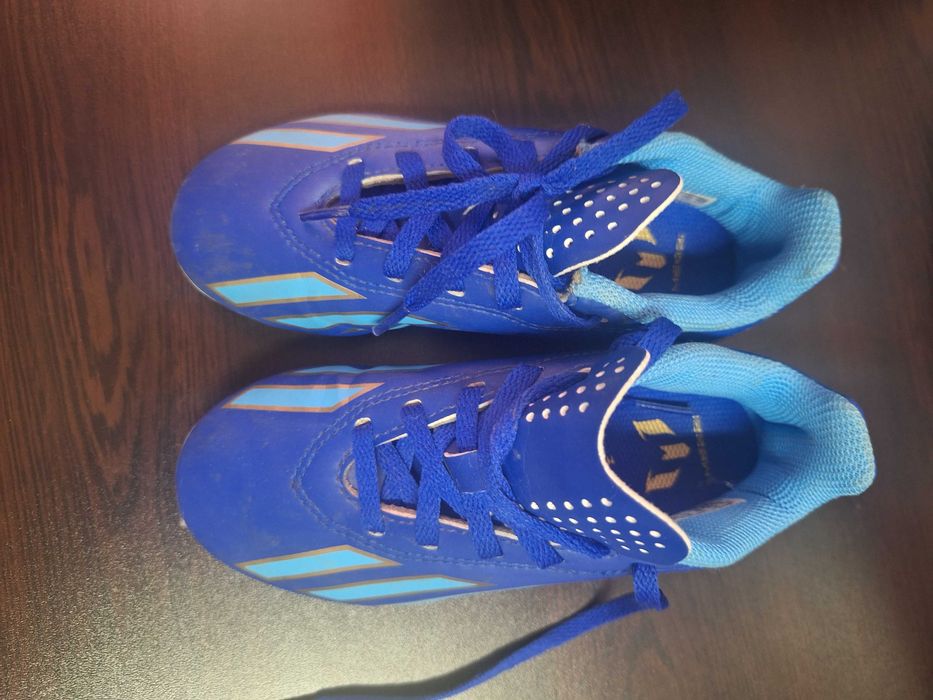 Продавам детски бутонки адидас