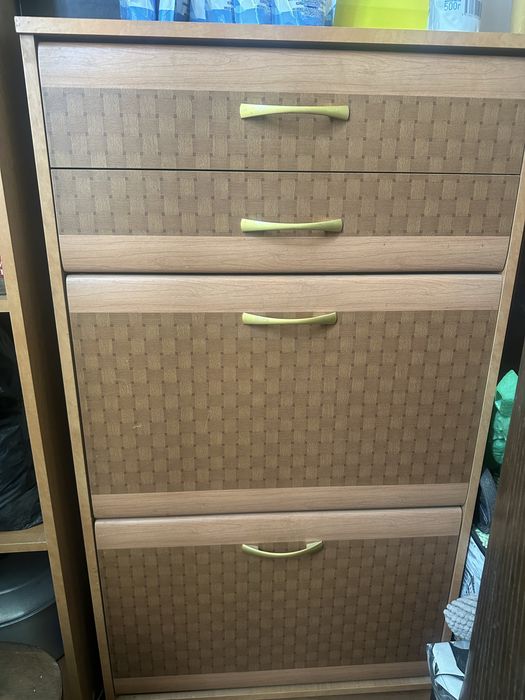 Продам шкаф угловой и комод