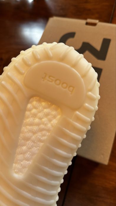 Yeezy Boost 350 V2 „Bone” – noi, nepurtați, mărimea 39 1/3