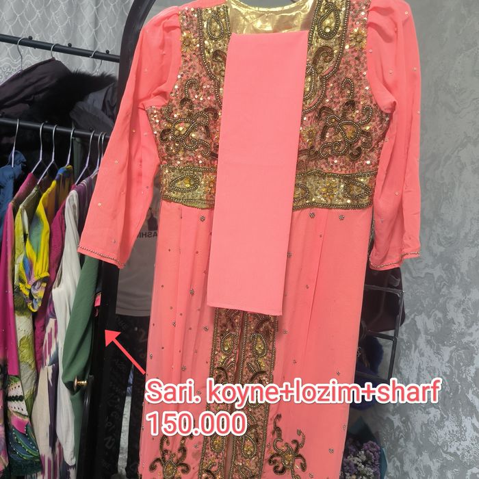 Sari. Troyka. Òzini sharfi bilan birga