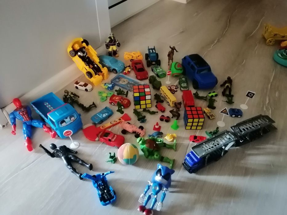 Писта на hot wheels с количка и лот от използвани играчки