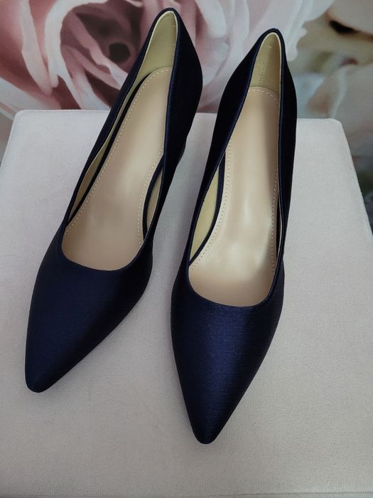 Нови обувки сатен