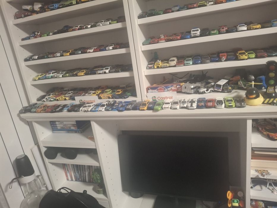 Продавам колекция малки и големи колшчки ( hot wheels,  majorete, matchbox, burajo и др)