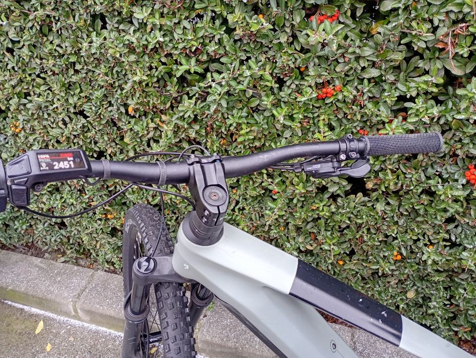 Bicicleta electrica Cube carbon 750