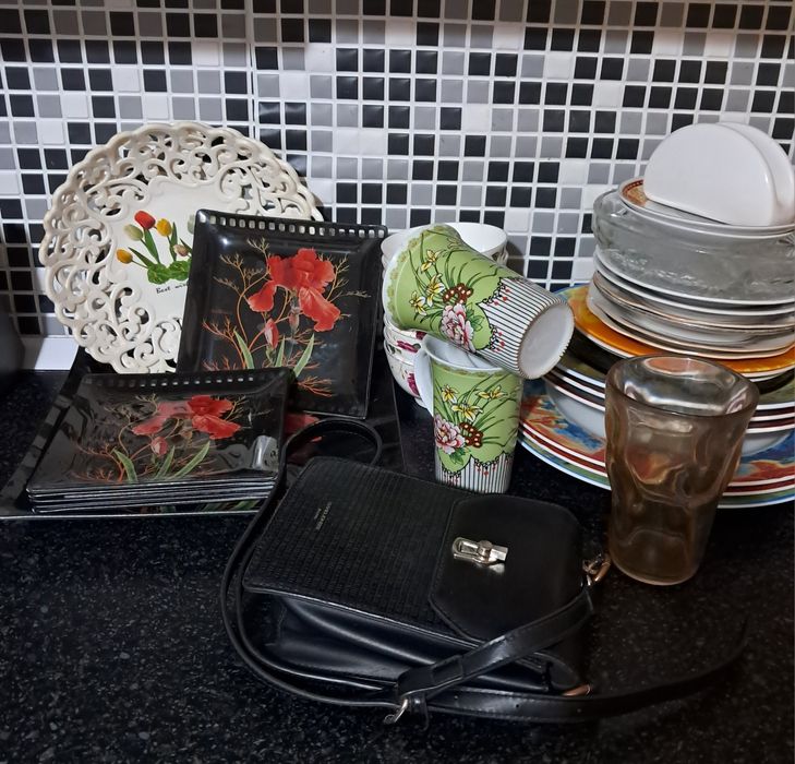 Тарелки и разная посуда