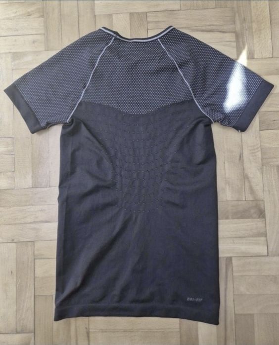 Tricou de compresie Nike Pro Hypercool pentru femei, mărimea M
