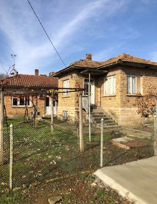 Семейна къща с двор - гр. Вълчи дол, обл. Варна