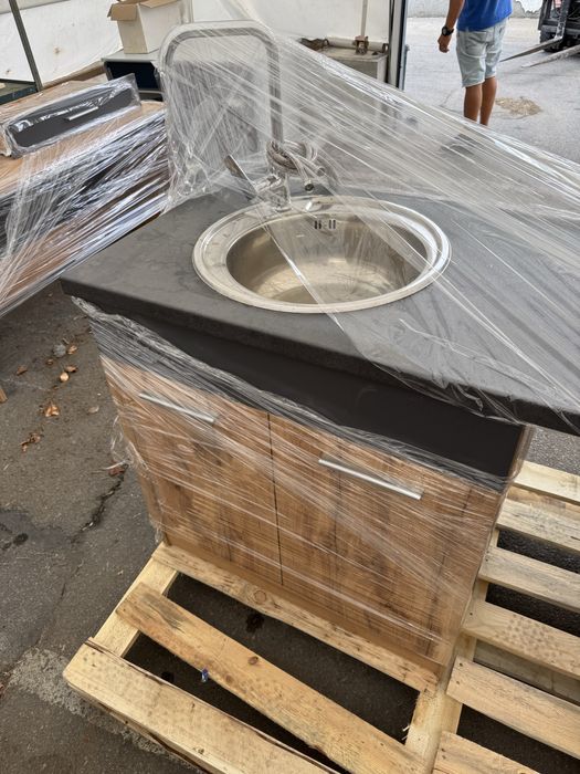 Кухня с плот и мивка